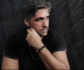 Em 2020, Léo lançou single com Rafa Kalimann (Jéssica) e ensaiou retorno ao romantismo sertanejo com o single Quando a gente sonha, no qual deu voz à música que compôs em parceria(Imagem:Reprodução)