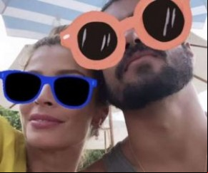Grazi Massafera e Caio Castro estão aproveitando dias de sol juntinhos em Fernando de Noronha. O ator compartilhou uma selfie com filtro divertido ao lado da namorada.(Imagem:Reprodução)