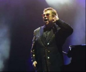 Mesmo sob chuva, Elton John levanta público em SP.(Imagem:MSN)