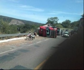 Caminhão com carne avaliada em R$ 300 mil tomba em Picos.(Imagem:Picos40graus)