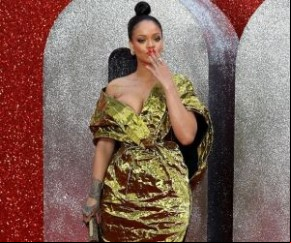 Rihanna usa vestido dourado diferentão em première.(Imagem:QUEM)