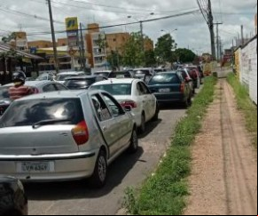 Os postos de vacinação drive-thru contra a Covid-19 registraram longas filas e tempo de espera ultraou mais de uma hora nesta sexta-feira (5), mesmo após a prorrogação do horár(Imagem:Reprodução)
