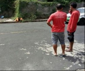 opulares acham cão enrolado em rede e chamam a polícia e IML pensando ser cadáver.(Imagem:Divulgação/PM)