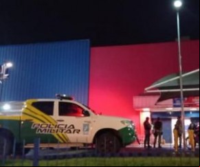 Homens armados realizaram um arrastão em um supermercado Avenida Presidente Kennedy, na zona Leste de Teresina. Pelo menos quatro homens participaram da ação na noite deste sábado(Imagem:Reprodução)