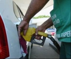 Gasolina cai nas refinarias e sindicato ite possibilidade de queda nos preços.(Imagem:florianonews.piauiconectado.com)