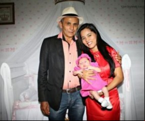 Stefhany Absoluta festeja um mês da filha com fotos: