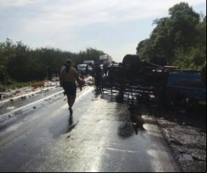 Caminhão baú tomba e espalha carga no canteiro central da BR-316 em THE(Imagem:Reprodução)