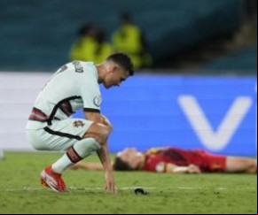 Cristiano Ronaldo lamenta a eliminação de Portugal(Imagem:Reprodução)