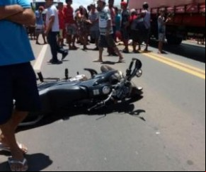 Homem é atropelado por motociclista e caminhão a por cima.(Imagem:Portalr10)