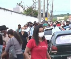 Idosos esperam mais de 15 horas e se aglomeram em filas para pegar senha de vacina contra Covid-19 n(Imagem:Reprodução)