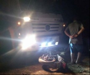 Um homem identificado como Silvestre Feliciano Marques, de 30 anos, morreu na noite de sábado (31) após um acidente envolvendo uma motocicleta e um caminhão na região da Cacimba Ve(Imagem:Reprodução)