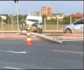 Motorista bate em poste que cai em via da ponte Anselmo Dias.(Imagem:florianonews.piauiconectado.com)