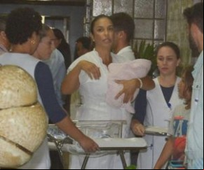Ivete deixa maternidade em Salvador com gêmea no colo.(Imagem:AgNews)