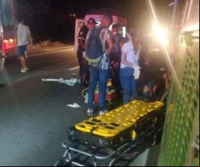 Segundo a PRF, o grupo viajava de Fortaleza, no Ceará, para São da Canabrava, no Piauí. O ônibus estava parado no acostamento da rodovia porque um dos pneus havia furado. Enquanto(Imagem:Reprodução)