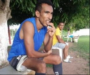 Eduardo vai direto para o tratamento com gelo e não deve se recuperar há tempo para jogo contra Fortaleza.(Imagem:Abdias Bideh/GloboEsporte.com)