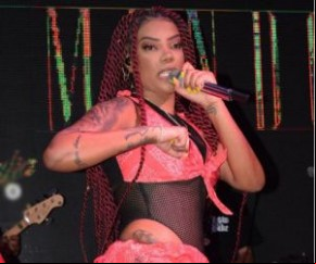 Ludmilla leva bolada durante show em Portugal e revida.(Imagem:Divulgação)