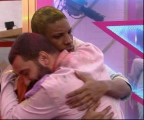 BBB21: Lucas deixa o programa após ser atacado por beijo em Gilberto(Imagem:Reprodução)