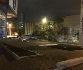 Ventos de até 62km atingem Teresina e causam estragos em várias regiões.(Imagem:florianonews.piauiconectado.com)