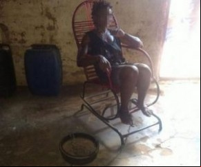 Pai é preso por manter filha acorrentada em peça de caminhão.(Imagem:PM PI)
