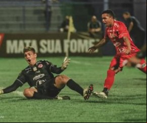 O camisa 1 do 4 de Julho, Jailson Kardoso, testou positivo para Covid-19 nesta segunda-feira (19). O jogador esteve em campo neste domingo (18) como titular no jogo entre Fluminens(Imagem:Reprodução)