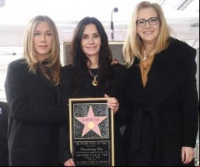 Courteney Cox ganha estrela na Calçada da Fama e é homenageada pelas amigas Jennifer Aniston e Lisa(Imagem:Reprodução)