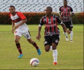 River venceu o clássico e assumiu a liderança do Piauiense.(Imagem:florianonews.piauiconectado.com)