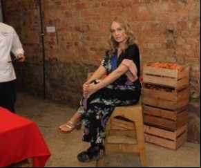 Angélica surge de muletas em coletiva após cair da escada e romper tendão.(Imagem:MSN)