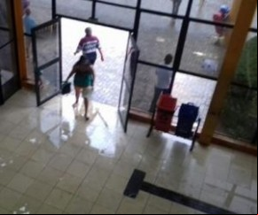 Forte chuva derruba parte do teto e queima equipamentos na sede do Detran.(Imagem:florianonews.piauiconectado.com)
