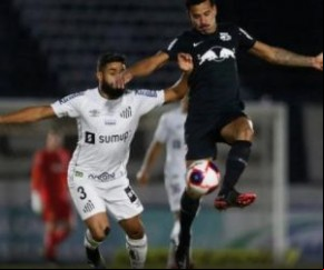 Os problemas de fora pareciam estar rondando e afetando o rendimento dos jogadores, que viram os adversários dominarem praticamente todo o primeiro tempo.  A má atuação foi compens(Imagem:Reprodução)