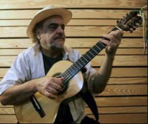 Caselato repisou Chão vermelho, tema de autoria do violeiro. Arruda solou Ayuna. Amaral seguiu Linha motriz. Já Helder se juntou com Fabrício Santos (violão e voz) e Guilherme Cord(Imagem:Reprodução)