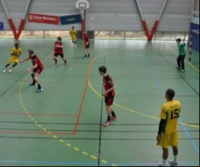 Caic Balduíno, de amarelo, venceu a Suécia na primeira partida pelo Mundial Escolar de Handebol.(Imagem:Divulgação)