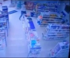 Vídeo mostra major atirando contra bandidos em farmácia de Teresina.(Imagem:Reprodução)