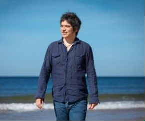 Em 2019, já morando em Portugal após ter vivido na Espanha por cerca de sete anos, o niteroiense Fred Martins começou a gravar álbum com o produtor musical e engenheiro de som vene(Imagem:Reprodução)