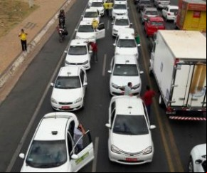 Avenida é bloqueada em protesto contra morte de taxista.(Imagem:florianonews.piauiconectado.com)