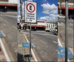 Deficiente tem carro multado no Centro e denuncia falta de vaga preferencial.(Imagem:florianonews.piauiconectado.com)