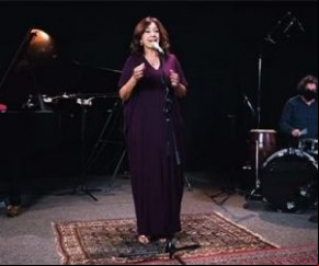 Jussara Silveira sabe ir na alma das canções ? e esse entendimento pleno valoriza e legitima a beleza da voz afinada, de emissão límpida.  É preciso ser grande cantora para derrota(Imagem:Reprodução)