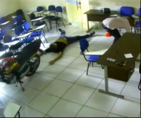 Uma instrutora de autoescola escapou de ser assaltada após se esconder embaixo de um tapete. Ela estava sozinha numa sala de aula quando percebeu que o local estava sendo invadido(Imagem:Reprodução)