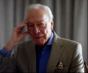 Conhecido mundialmente por seu trabalho no cinema, Plummer começou a carreira nos palcos. Seu primeiro trabalho aclamado aconteceu no festival de Stratford em 1956, como o protagon(Imagem:Reprodução)