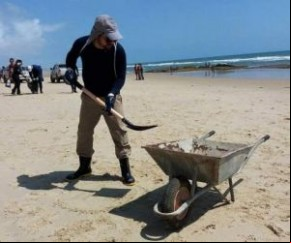 Manchas de óleo interditam principal praia de Fortaleza.(Imagem:Divulgação)