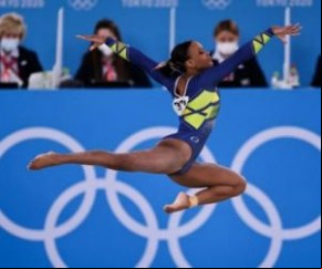 Além de conquistar medalhas e acumular feitos para o esporte brasileiro nas Olimpíadas de Tóquio, Rebeca Andrade já é uma das estrelas da ginástica artística nesses Jogos. Sem Simo(Imagem:Reprodução)