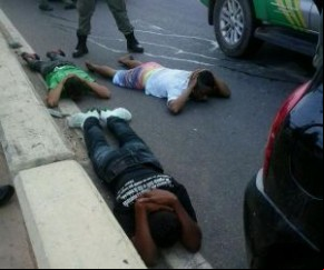 Suspeitos são detidos pela PM com papéis de uso  do Detran-PI(Imagem:florianonews.piauiconectado.com)
