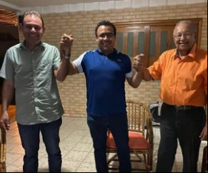 Dr. Pessoa e Jeová convidam vereador Dr. Lázaro para se filiar ao MDB.(Imagem:florianonews.piauiconectado.com)