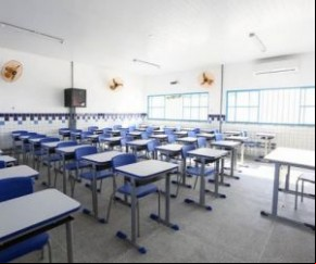 Mães de alunos matriculados na Escola Municipal Jornalista João Emílio Falcão, localizada no bairro Vamos Ver o Sol, zona Sul de Teresina, denunciam que há três meses seus filhos n(Imagem:Reprodução)