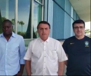 No vídeo, Bolsonaro aparece ao lado do senador Flávio Bolsonaro (Republicanos-RJ), do deputado federal Hélio Lopes (PSL-RJ) e do ministro das Relações Exteriores, Carlos Alberto Fr(Imagem:Reprodução)