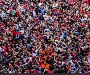 Lula sai andando e se entrega à Polícia Federal após dois dias em sindicato.(Imagem:Francisco Proner)