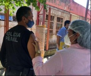 Além dos profissionais de segurança e de salvamento, a Fundação Municipal de Saúde (FMS) está dando continuidade à imunização dos profissionais de saúde de estabelecimentos público(Imagem:Reprodução)