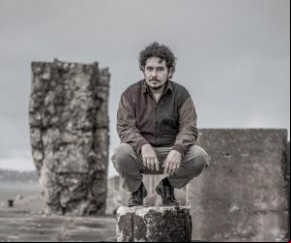 ?Tem dias que o tempo desgarra / Tem tempos que o dia demora / Abri a janela sabendo que o vento não me derrubaria / Eu tenho tentado fugir das notícias do dia / Haja terapia?, poe(Imagem:Reprodução)