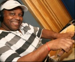 Com Thiaguinho, artista que sempre o valorizava em shows, o percussionista tocava desde 2003, incluindo o período em que Gordinho foi músico do grupo de pagode Exaltasamba.  Ás do(Imagem:Reprodução)