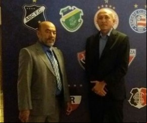 Warton Lacerda (à dir.), ao lado de Cesarino Oliveira no sorteio dos grupos.(Imagem:Arquivo Pessoal)