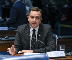 Cotado como um nome de terceira via na corrida ao Planalto em 2022, o presidente do Senado, Rodrigo Pacheco (DEM-MG), tem adotado postura equilibrista ao alterar momentos de reação(Imagem:Reprodução)